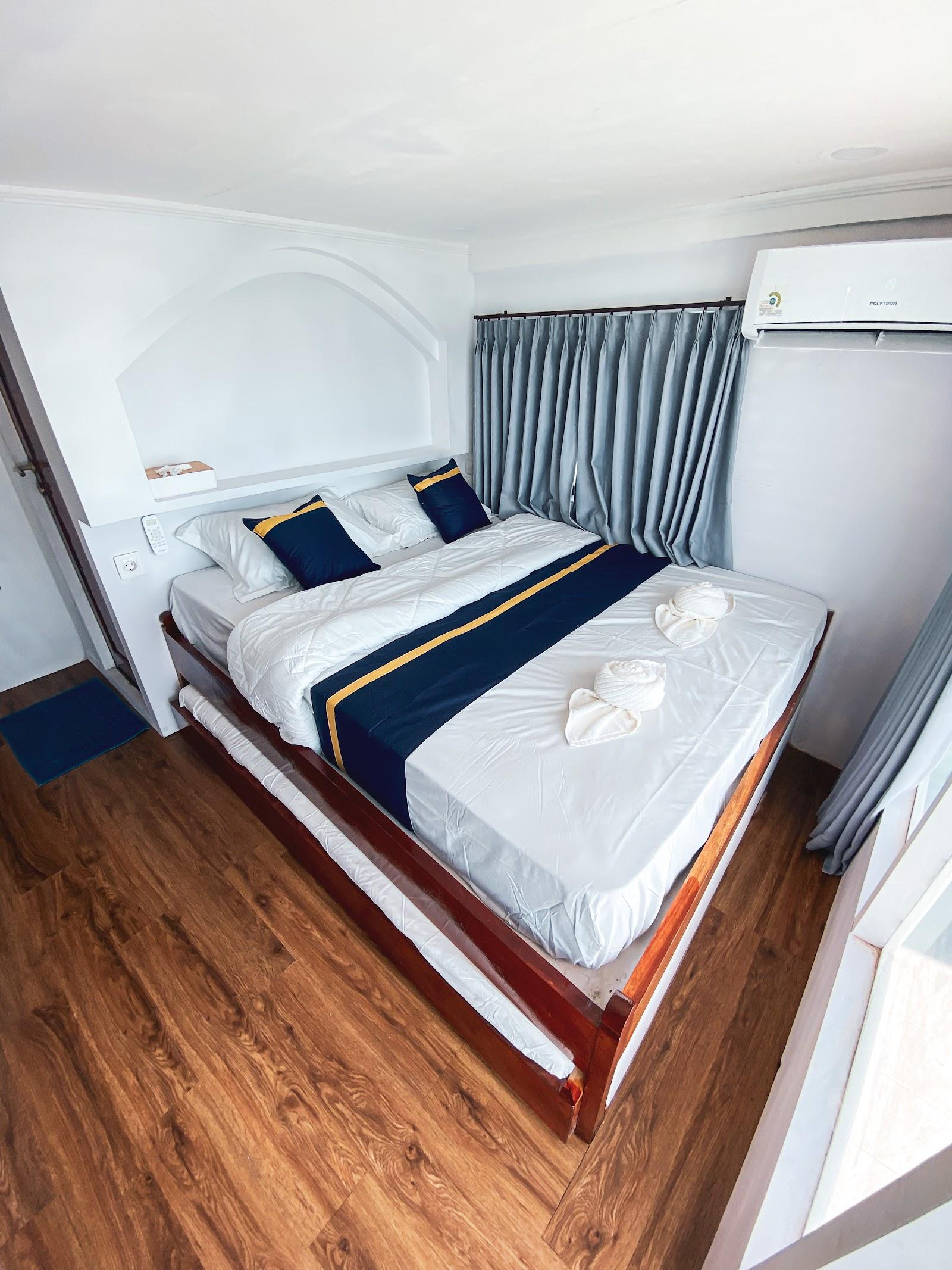 Amalfi Liveaboard — 01. Master Room (image 6)