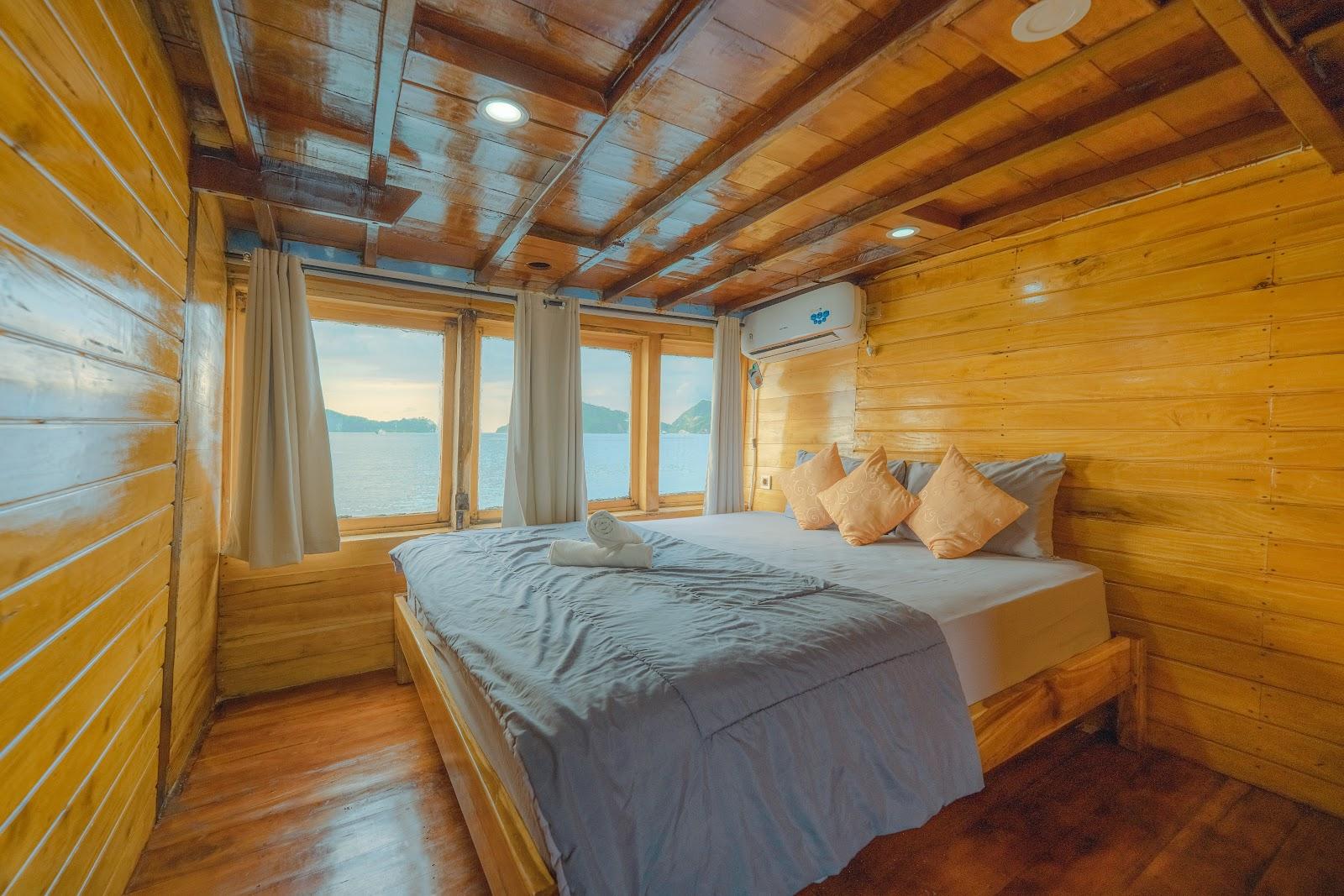 Balaraja — 5-Master Ocean(1) - Queen Bed + Extra Bed, private bathroom (image 1)