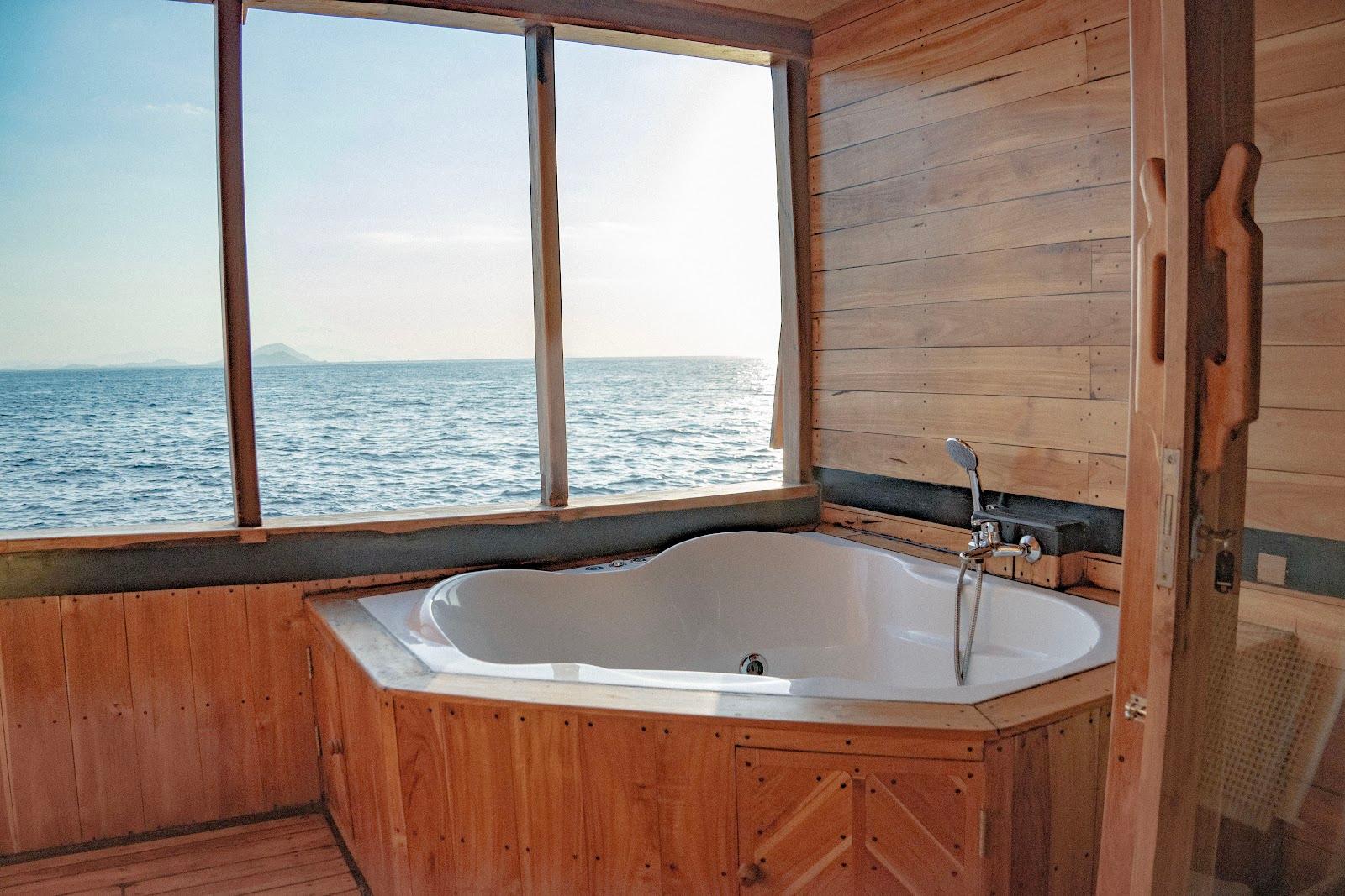 Lamborajo 3 — Cabin 5 (Master Ocean - Queen bed + Extra Single Bed  + private bathroom and jacuzzi) (image 2)