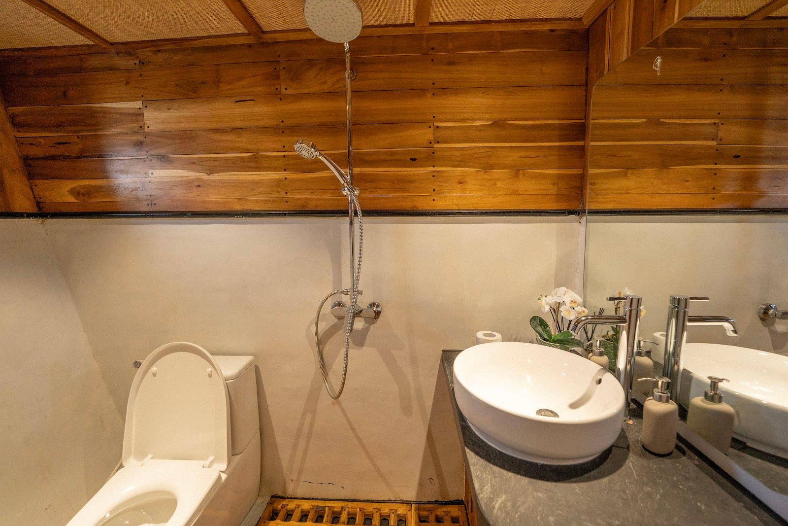 Lamborajo 3 — Cabin 3 (superior cabin - queen bed + private bathroom) (image 1)