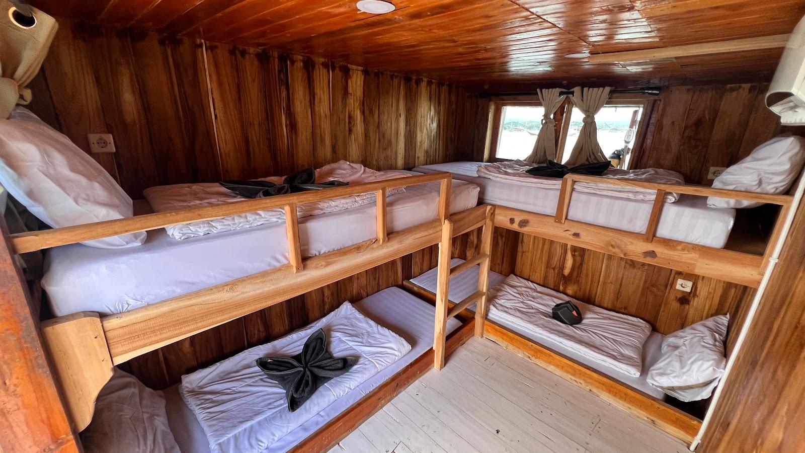 Flores Utama — share cabin 3 (4x Single Bunk Bed) (image 2)