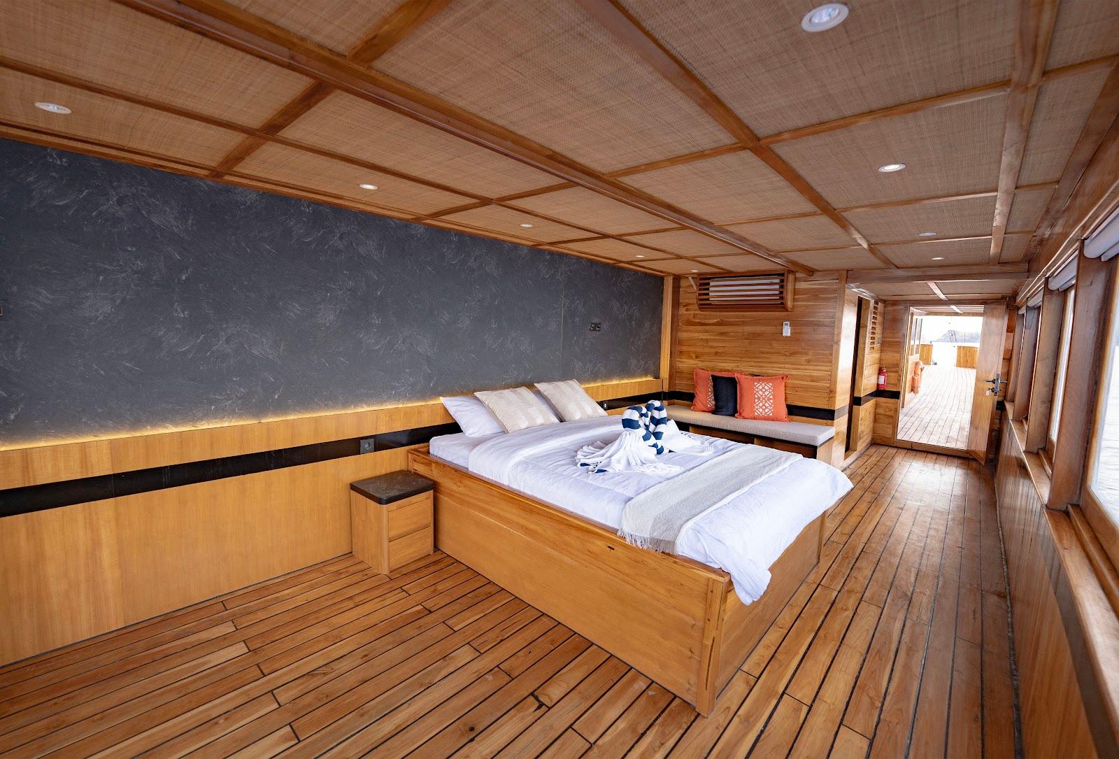 Lamborajo 3 — Cabin 7 (Royal Master - Queen bed + Extra 2x Single Bed  + private bathroom and jacuzzi) (image 11)