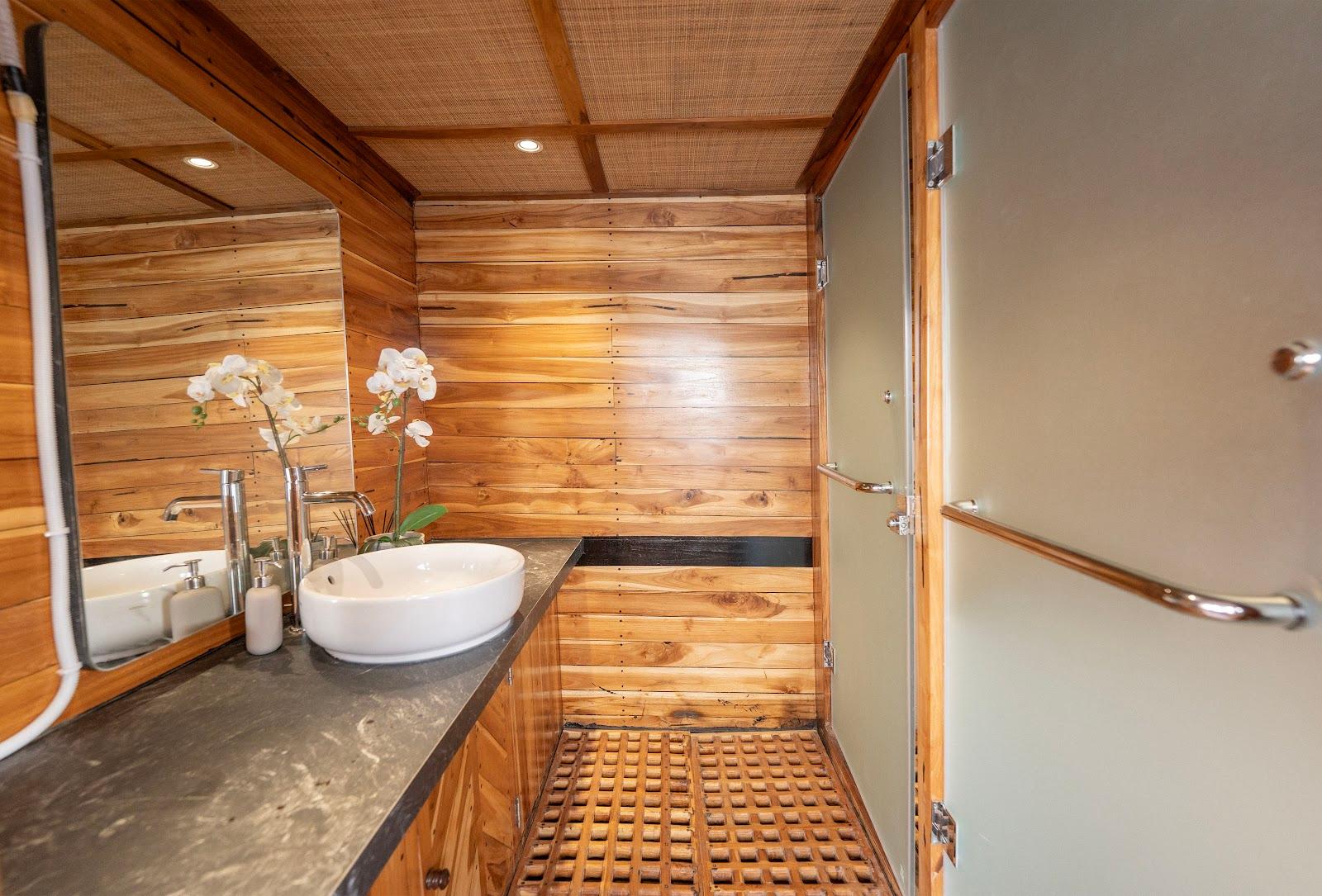 Lamborajo 3 — Cabin 7 (Royal Master - Queen bed + Extra 2x Single Bed  + private bathroom and jacuzzi) (image 4)