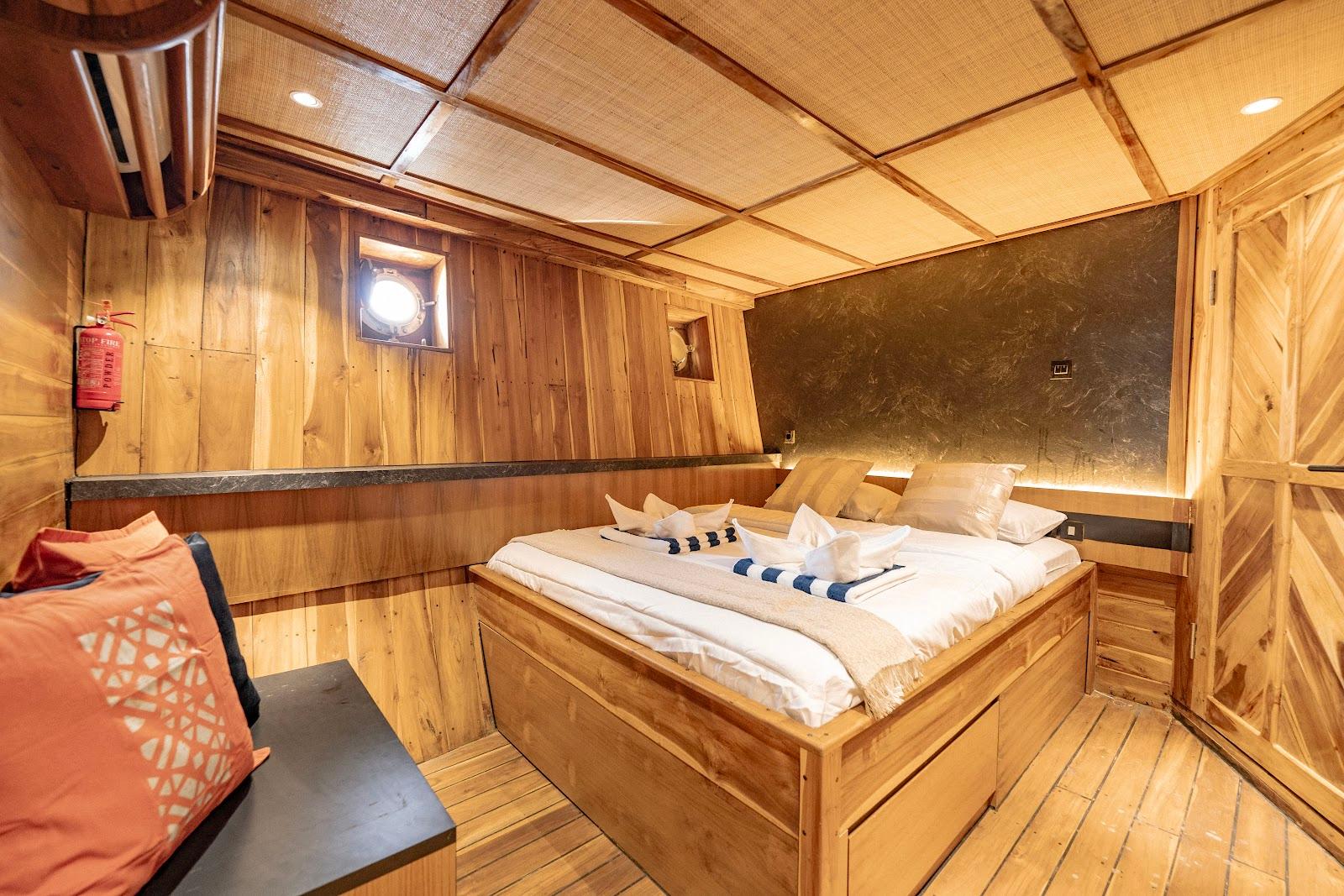 Lamborajo 3 — Cabin 2 (superior cabin - queen bed + private bathroom) (image 3)