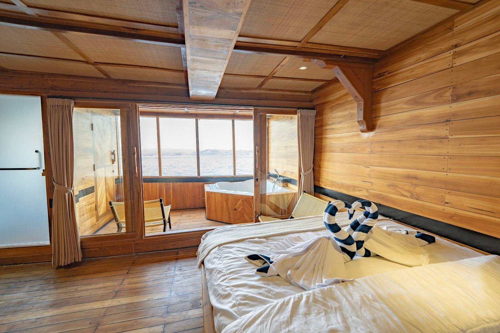 Lamborajo 3 — Cabin 5 (Master Ocean - Queen bed + Extra Single Bed  + private bathroom and jacuzzi) (image 17)
