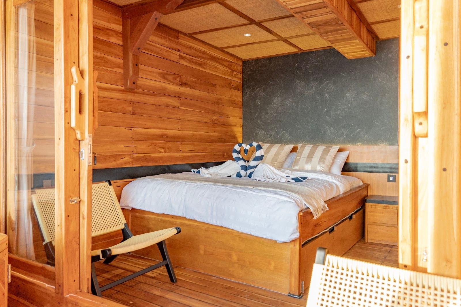 Lamborajo 3 — Cabin 5 (Master Ocean - Queen bed + Extra Single Bed  + private bathroom and jacuzzi) (image 5)