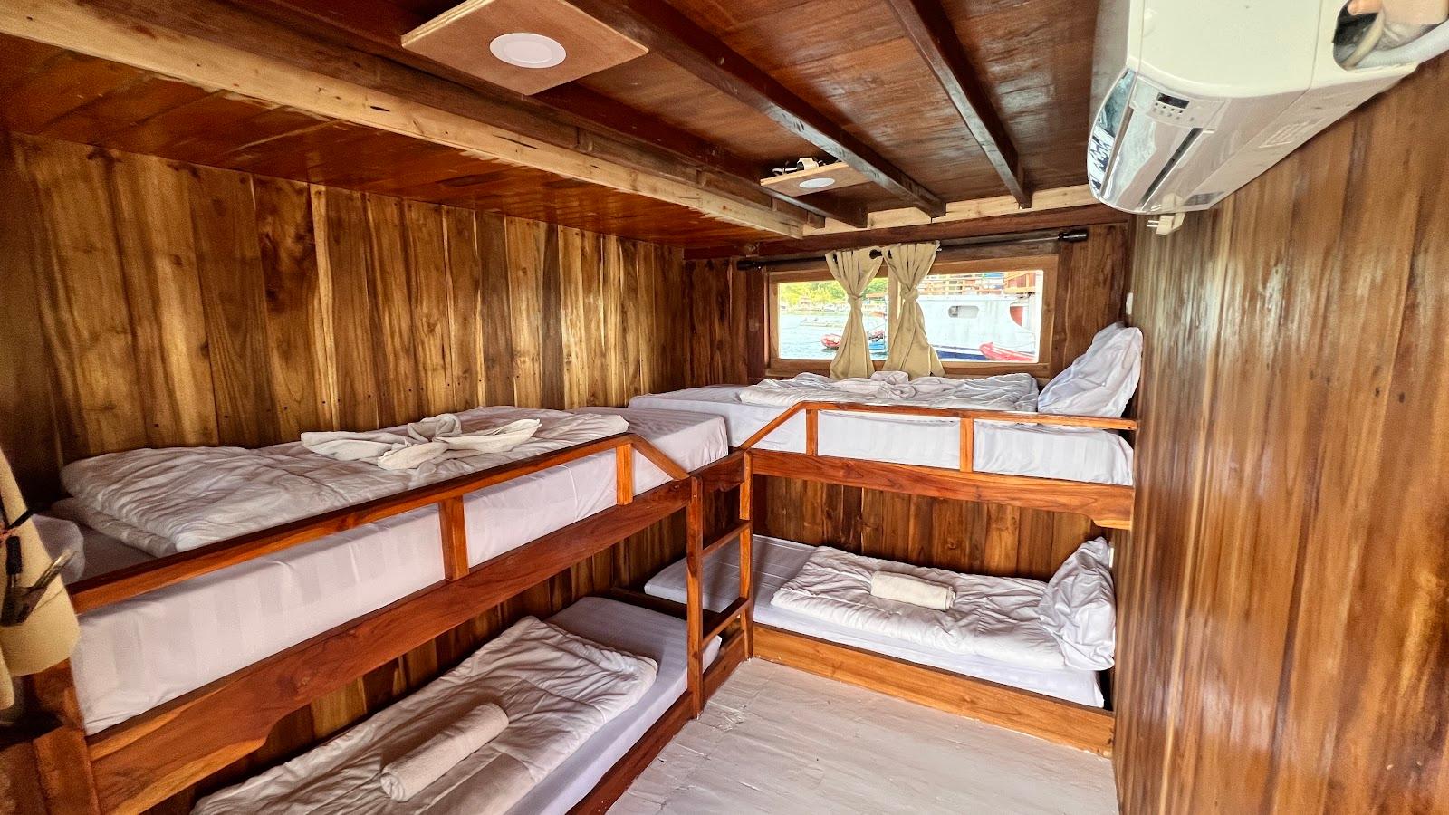 Flores Utama — share cabin 2 (4x Single Bunk Bed) (image 1)