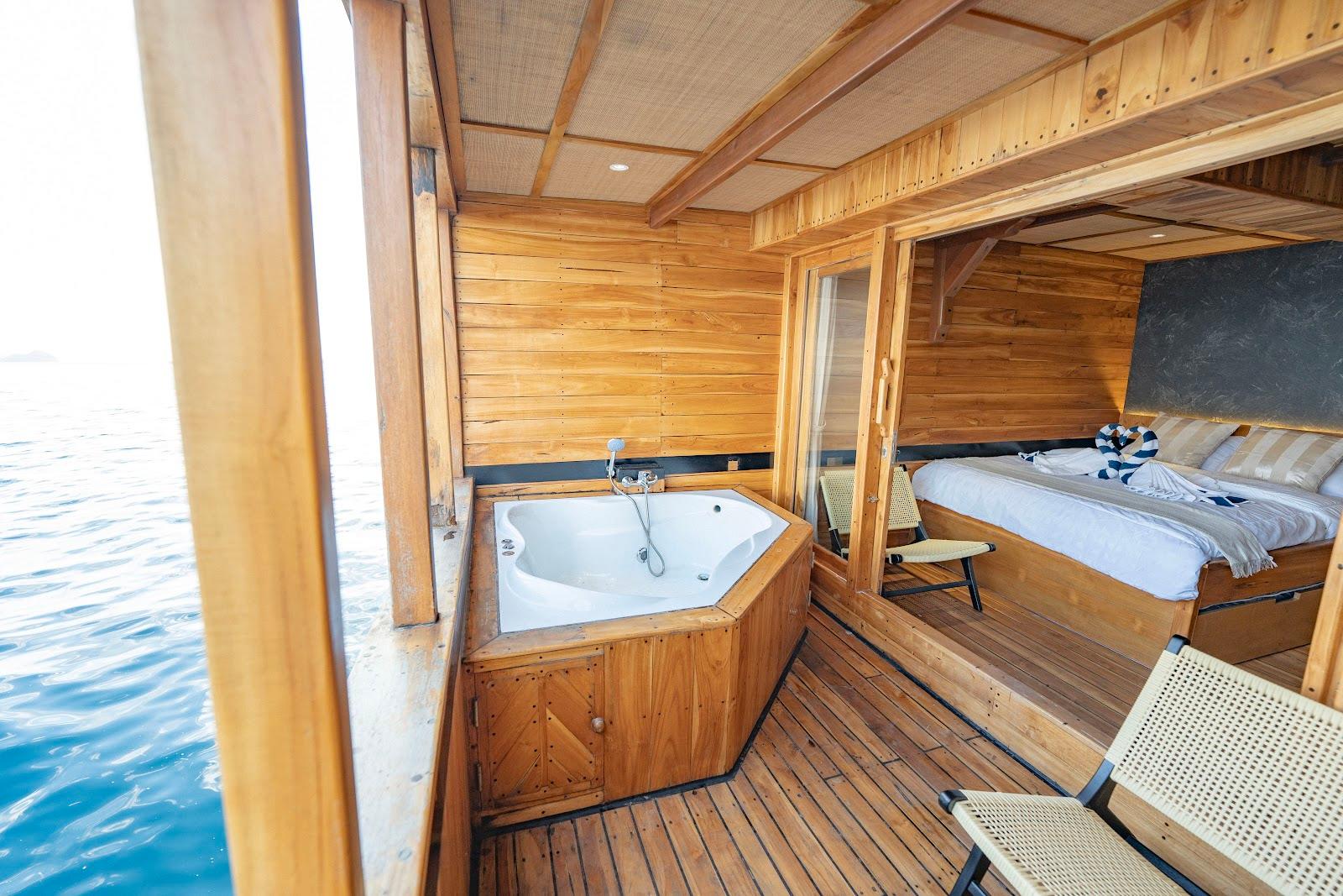 Lamborajo 3 — Cabin 5 (Master Ocean - Queen bed + Extra Single Bed  + private bathroom and jacuzzi) (image 18)
