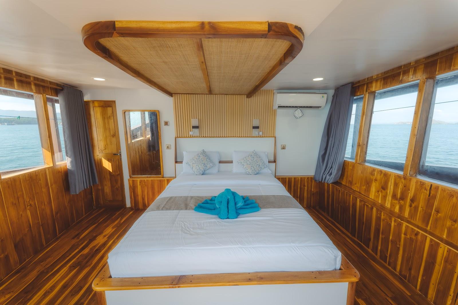 Lamborajo 2 — 6-Family Ocean-(1) Queen bed + 2xExtra Bed -Private bathroom (image 1)