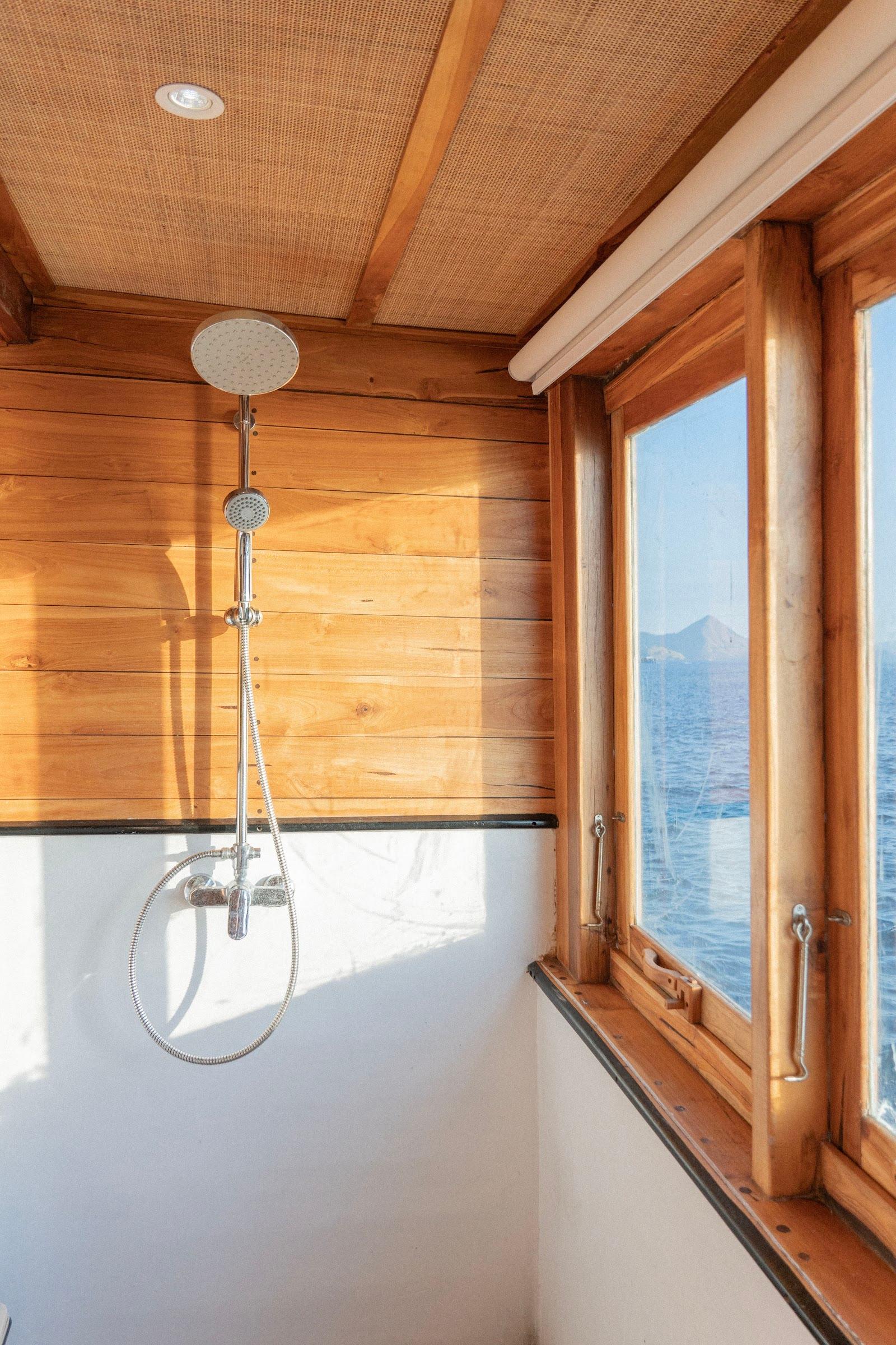Lamborajo 3 — Cabin 5 (Master Ocean - Queen bed + Extra Single Bed  + private bathroom and jacuzzi) (image 1)