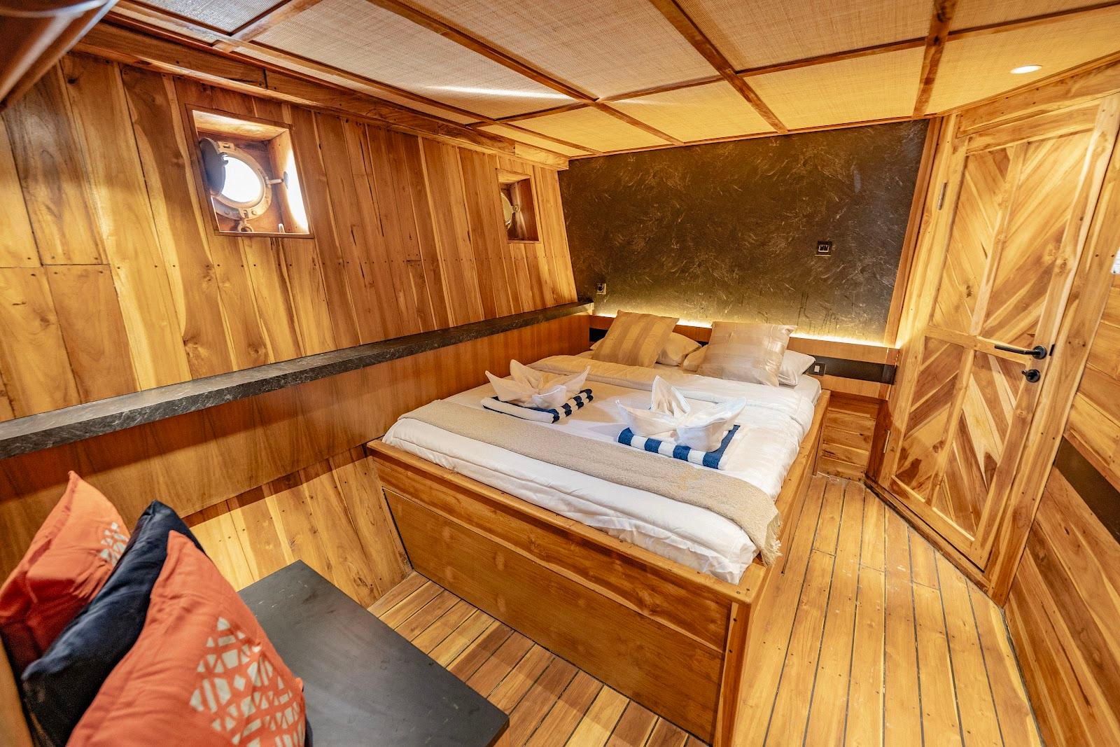 Lamborajo 3 — Cabin 2 (superior cabin - queen bed + private bathroom) (image 1)