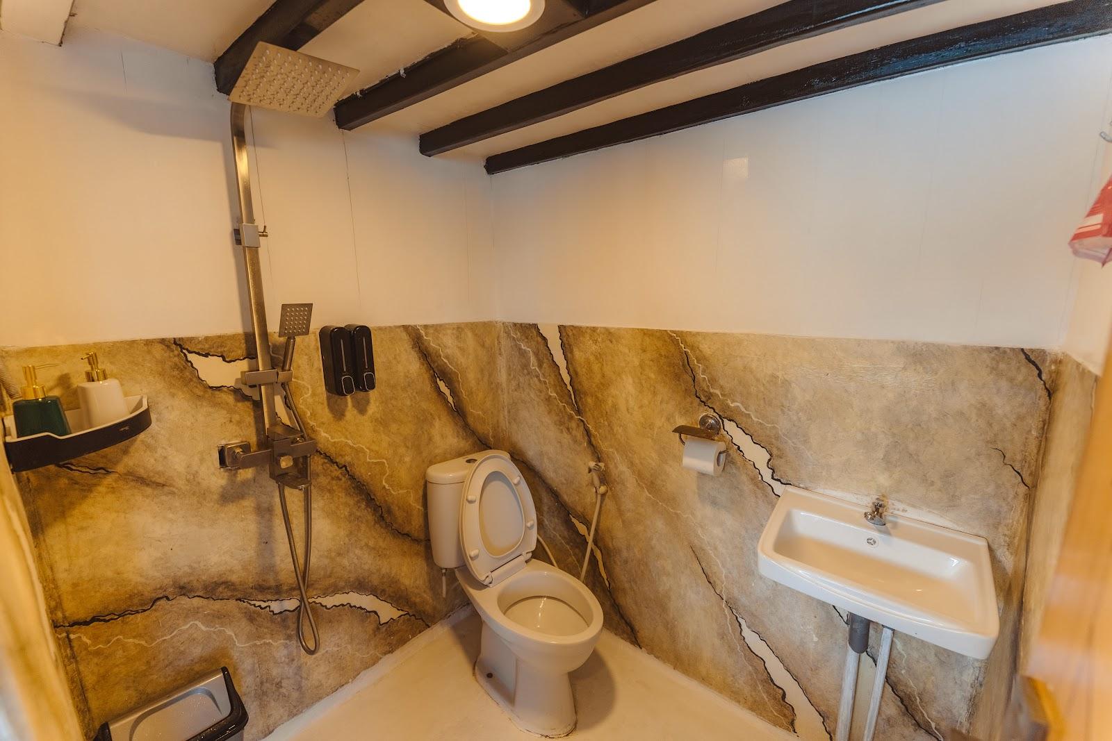 Lamborajo 2 — 7-Master Ocean-(1) Queen bed + Extra Bed -Private bathroom, balcony (image 6)