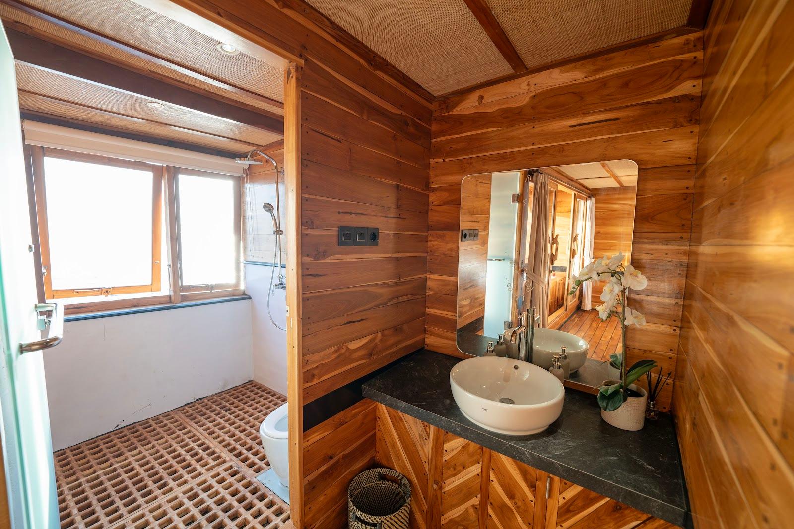 Lamborajo 3 — Cabin 6 (Master Ocean - Queen bed + Extra Single Bed  + private bathroom and jacuzzi) (image 7)