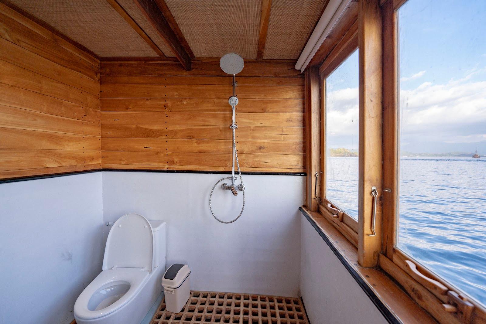 Lamborajo 3 — Cabin 5 (Master Ocean - Queen bed + Extra Single Bed  + private bathroom and jacuzzi) (image 20)