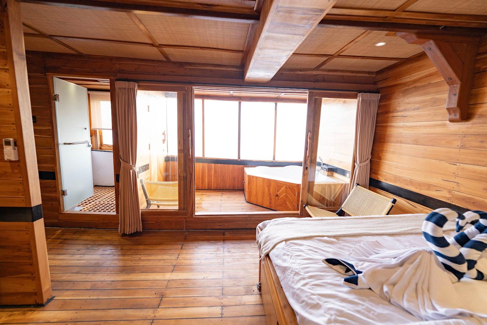Lamborajo 3 — Cabin 5 (Master Ocean - Queen bed + Extra Single Bed  + private bathroom and jacuzzi) (image 21)
