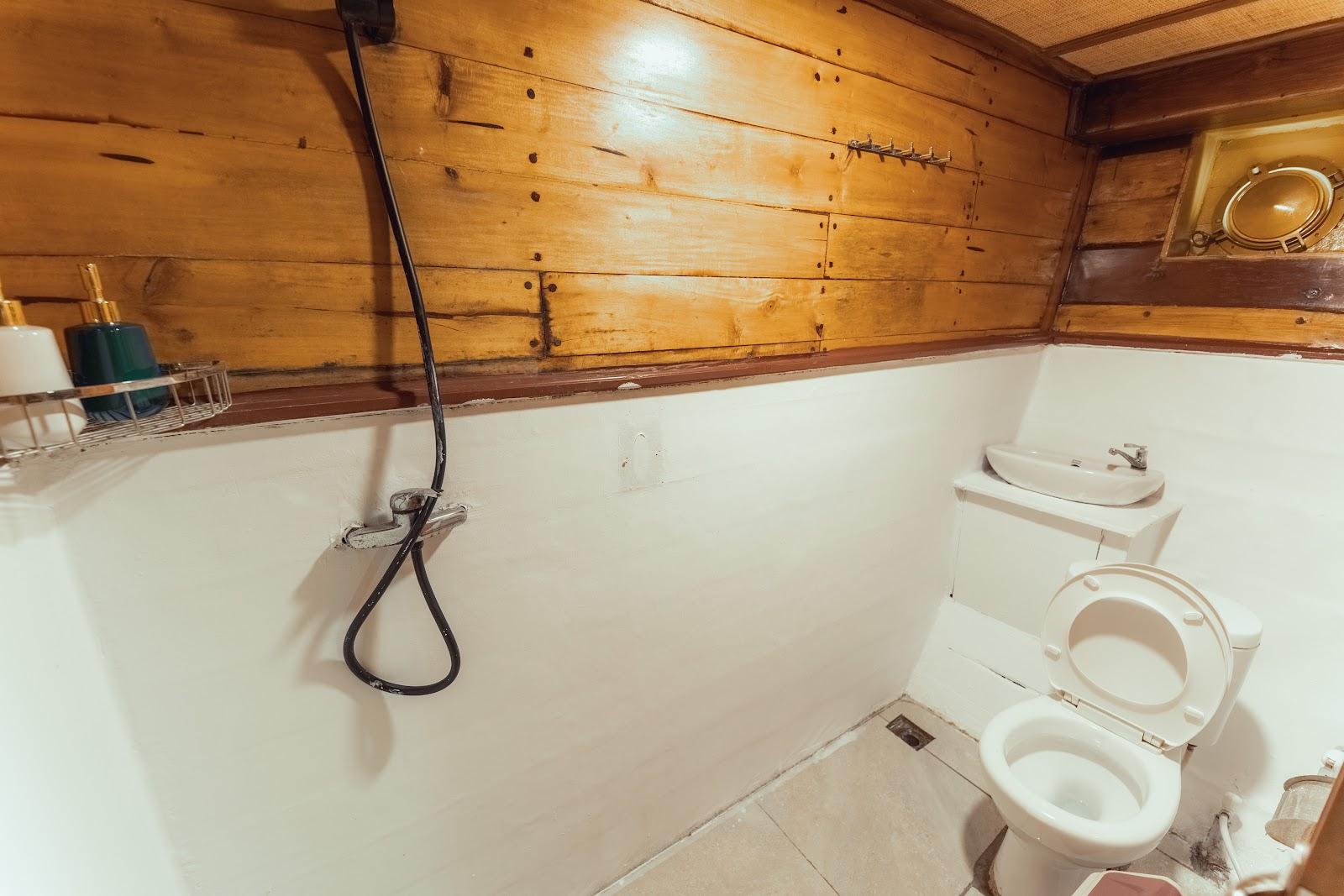 Lamborajo 2 — 2-Superior Cabin (2) Queen Bed + Single Bed - Priavte Bathroom (image 5)