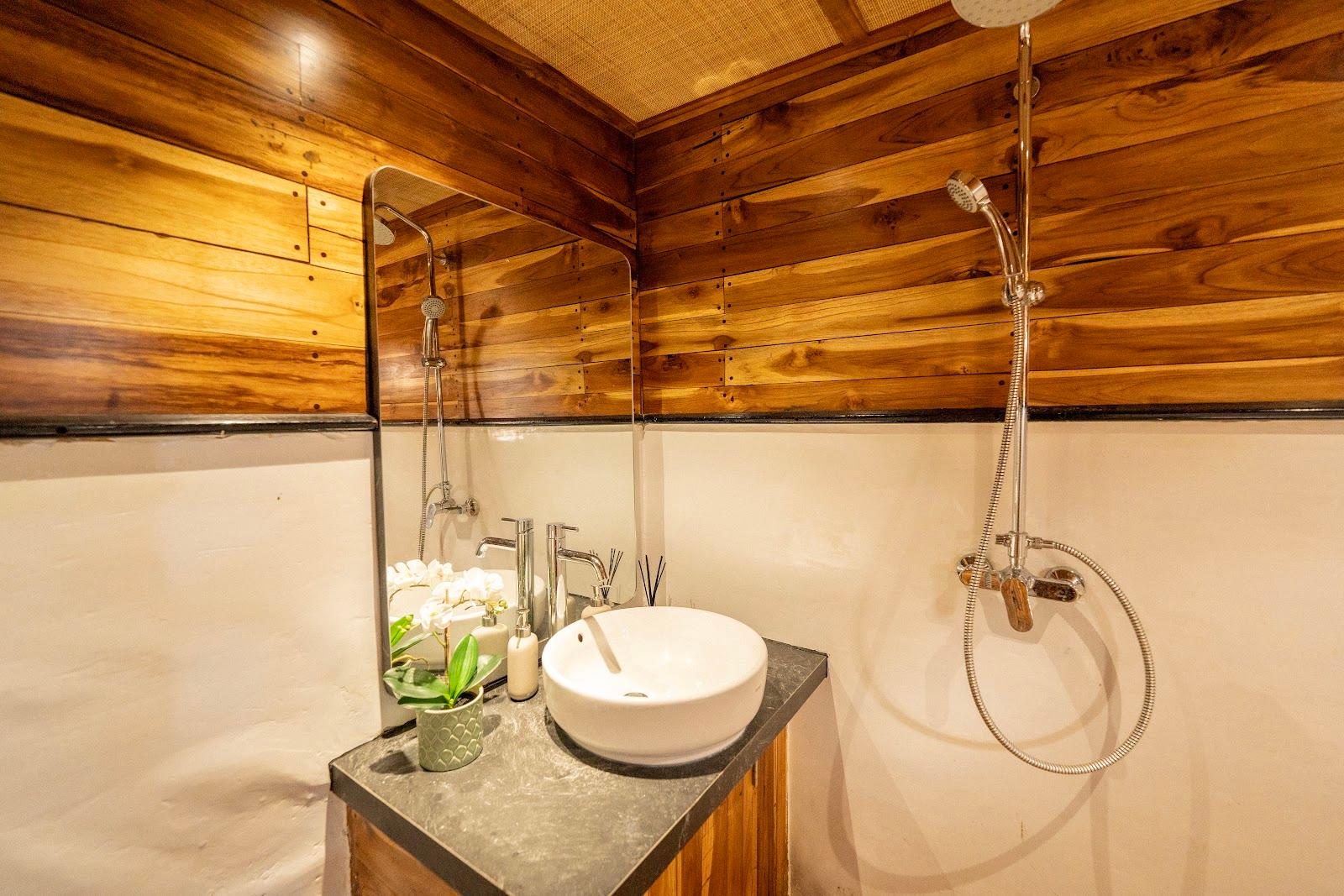 Lamborajo 3 — Cabin 2 (superior cabin - queen bed + private bathroom) (image 4)