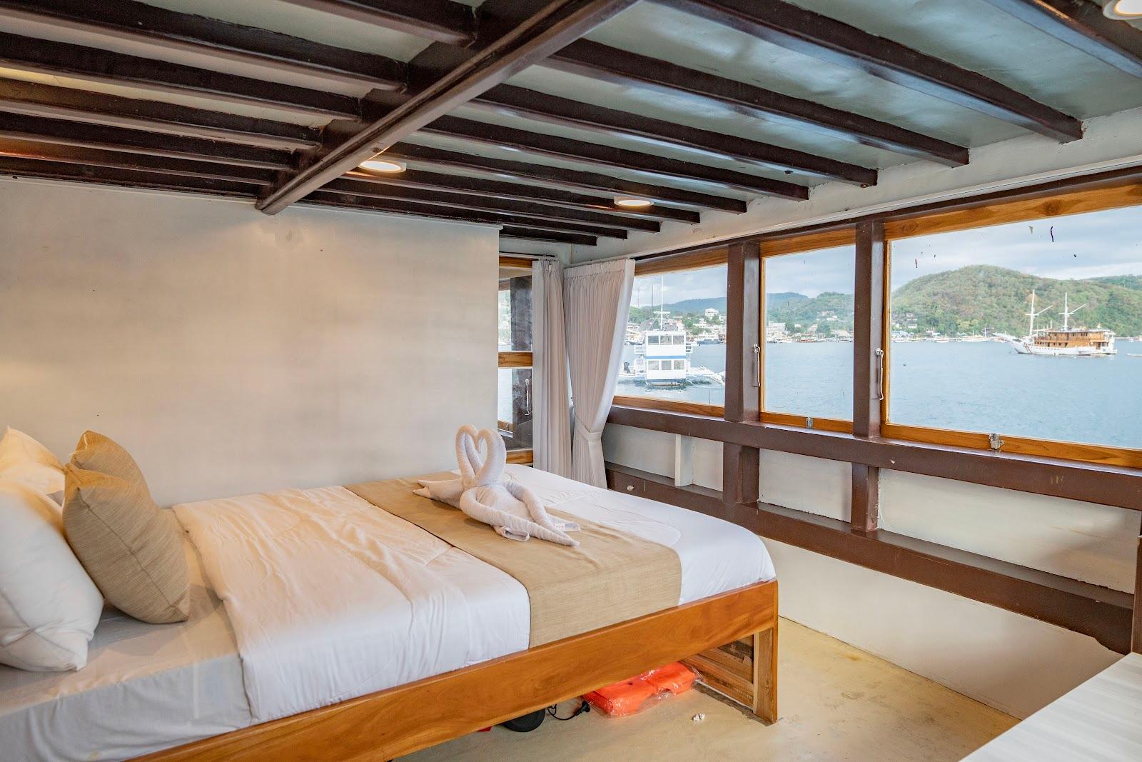 Alfathran — 6. Master Ocean View - upper deck(queen bed + Extra Single Bed 2-3 pax) (image 3)