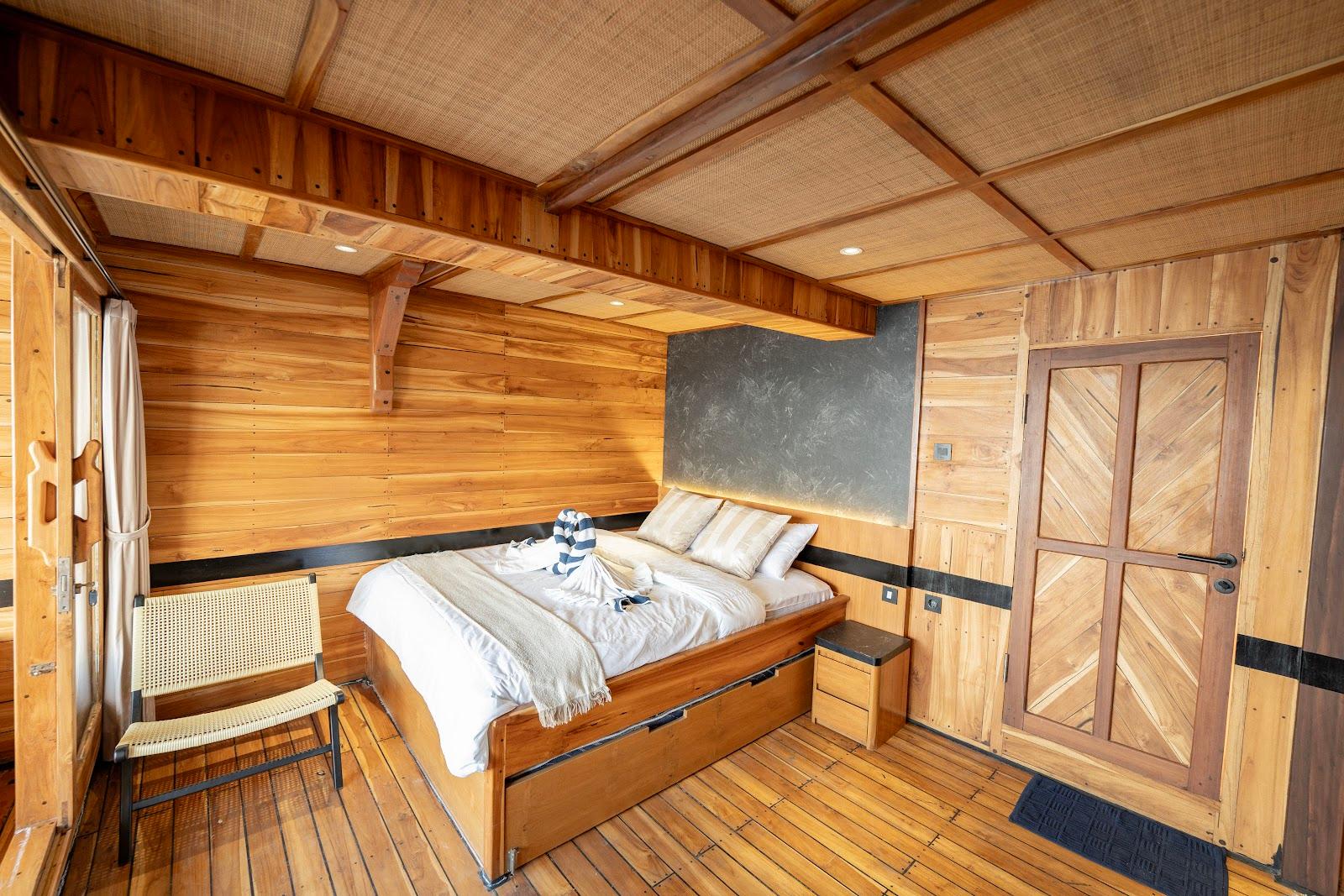 Lamborajo 3 — Cabin 5 (Master Ocean - Queen bed + Extra Single Bed  + private bathroom and jacuzzi) (image 14)