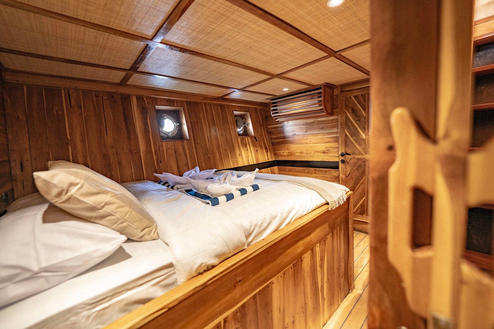 Lamborajo 3 — Cabin 1 (superior cabin - queen bed + private bathroom) (image 6)