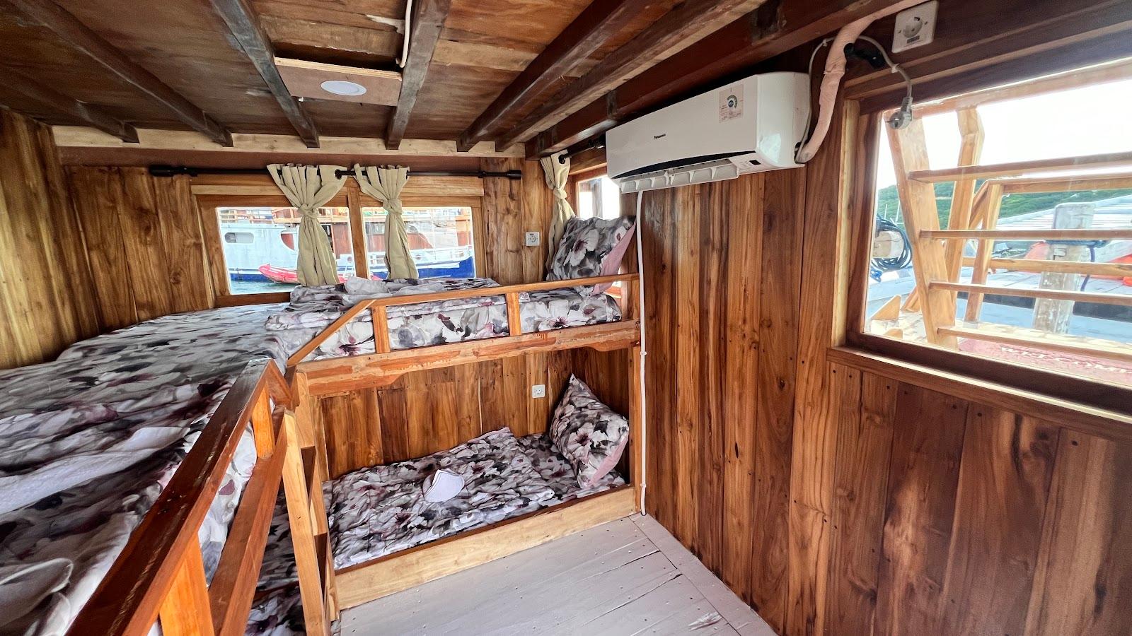 Flores Utama — share cabin 1 (4x Single Bunk Bed) (image 2)
