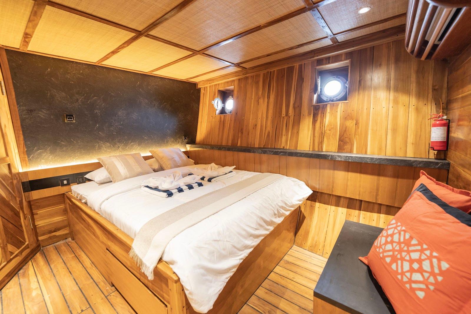 Lamborajo 3 — Cabin 3 (superior cabin - queen bed + private bathroom) (image 4)