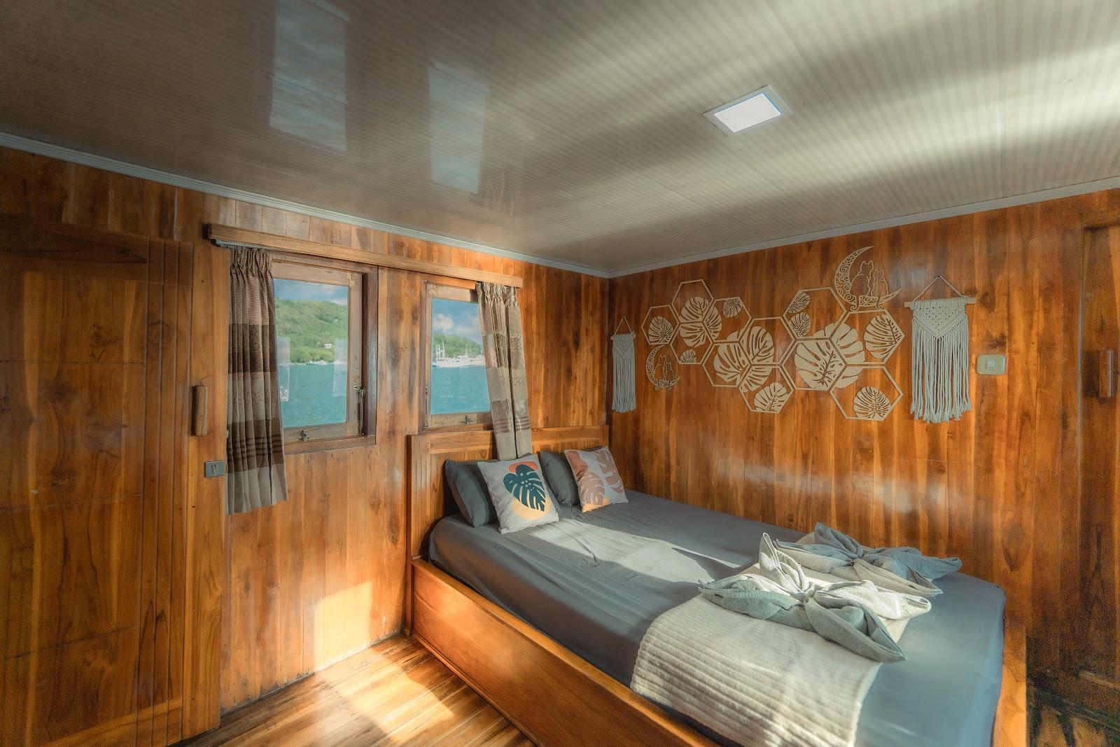 Almadira — CABIN 6- Master Ocean (QueenBed + Extra Queen Bed + Private bathroom) (image 10)