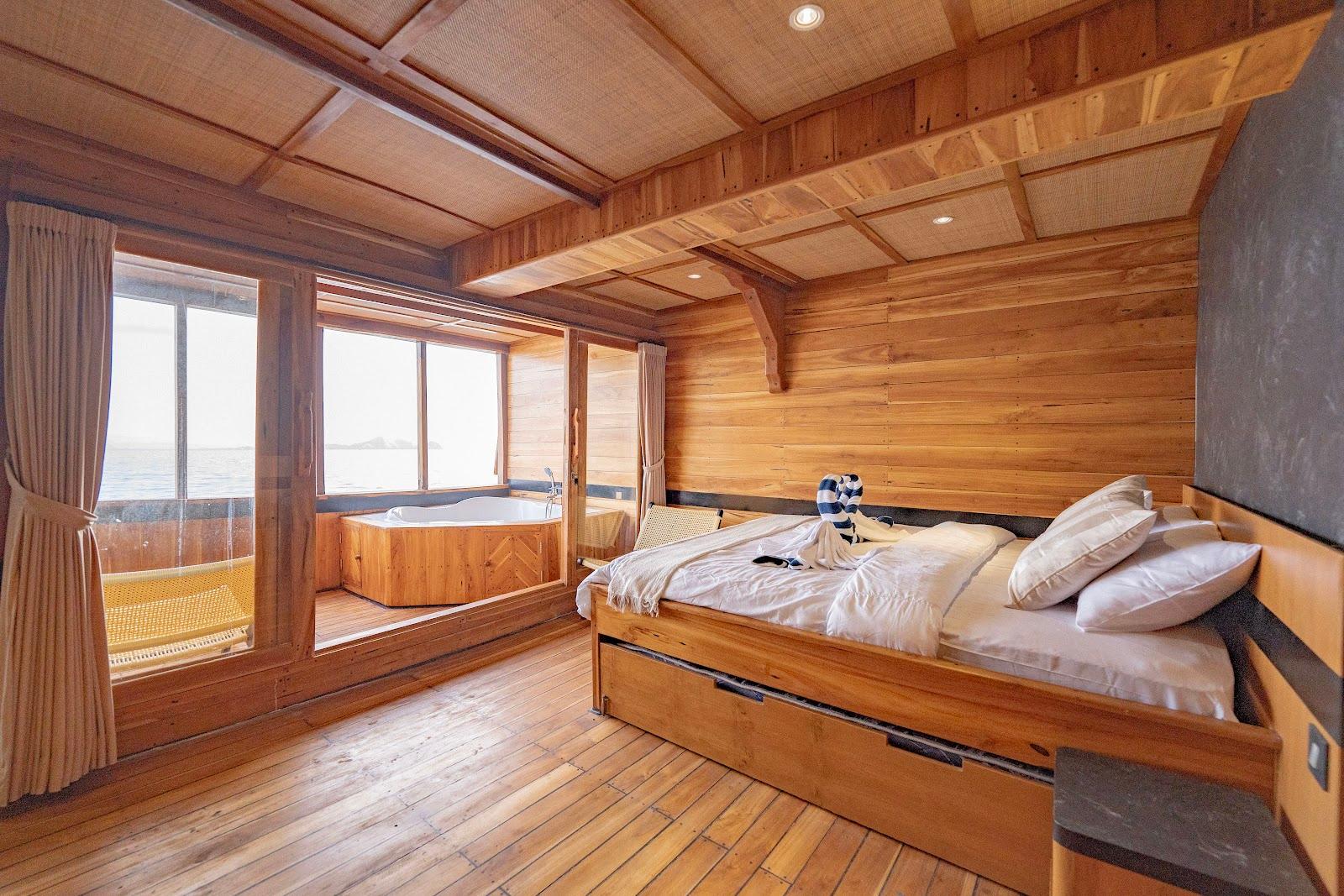 Lamborajo 3 — Cabin 5 (Master Ocean - Queen bed + Extra Single Bed  + private bathroom and jacuzzi) (image 22)