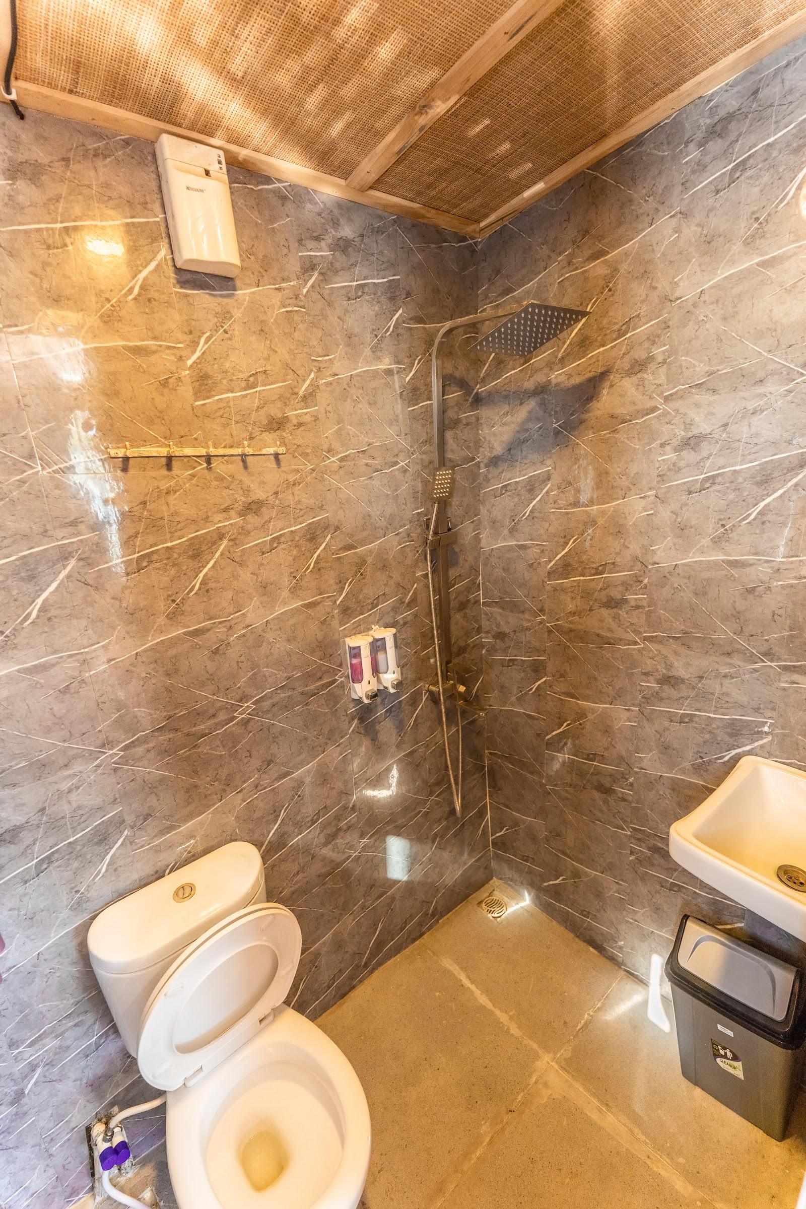 Lamborajo 2 — 6-Family Ocean-(1) Queen bed + 2xExtra Bed -Private bathroom (image 9)