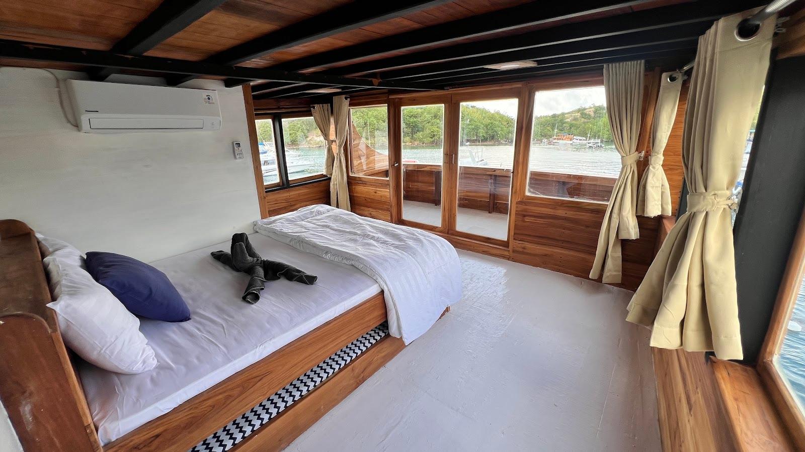 Flores Utama — Royal Master (Queen Bed + extra bed) (image 1)