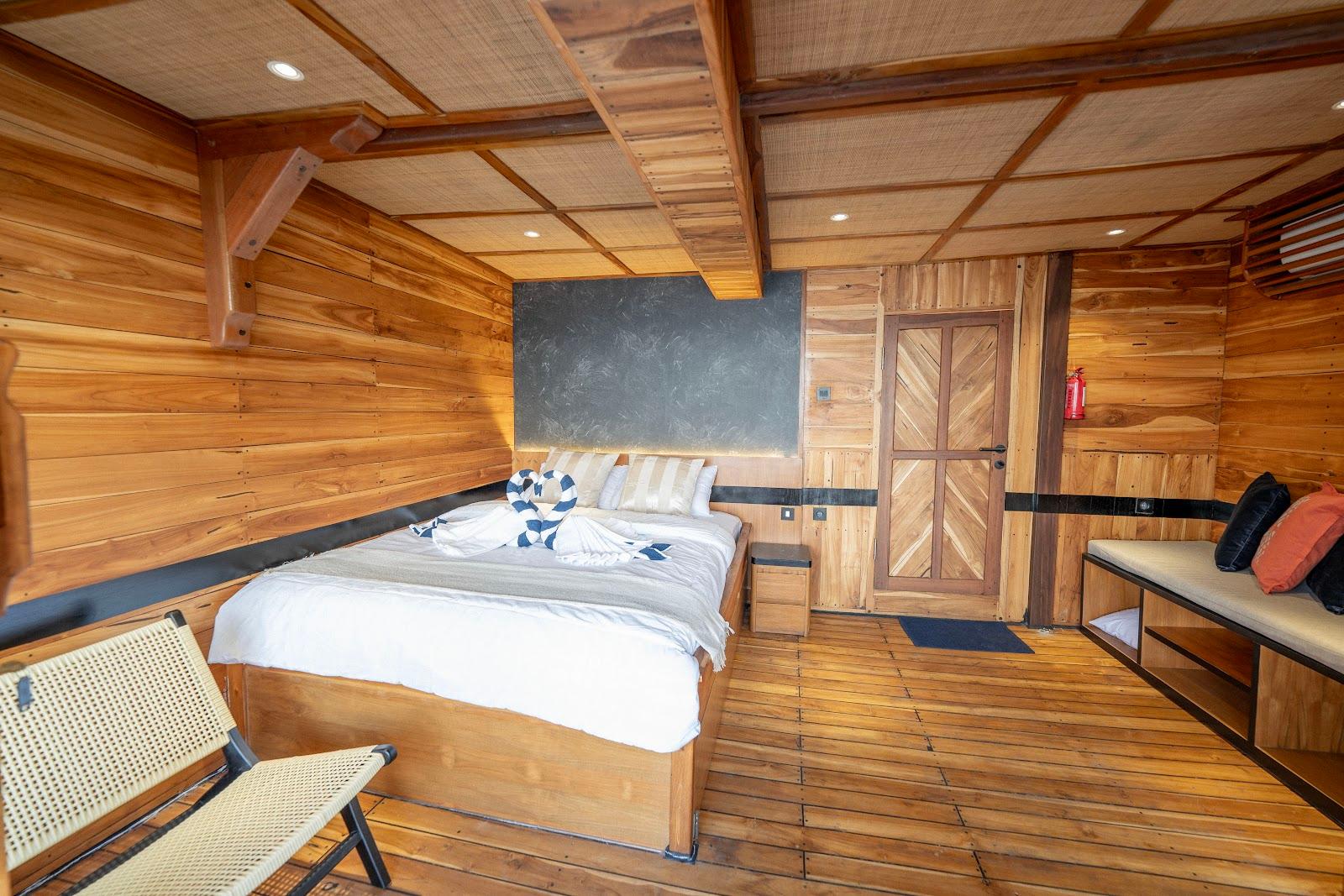 Lamborajo 3 — Cabin 5 (Master Ocean - Queen bed + Extra Single Bed  + private bathroom and jacuzzi) (image 13)