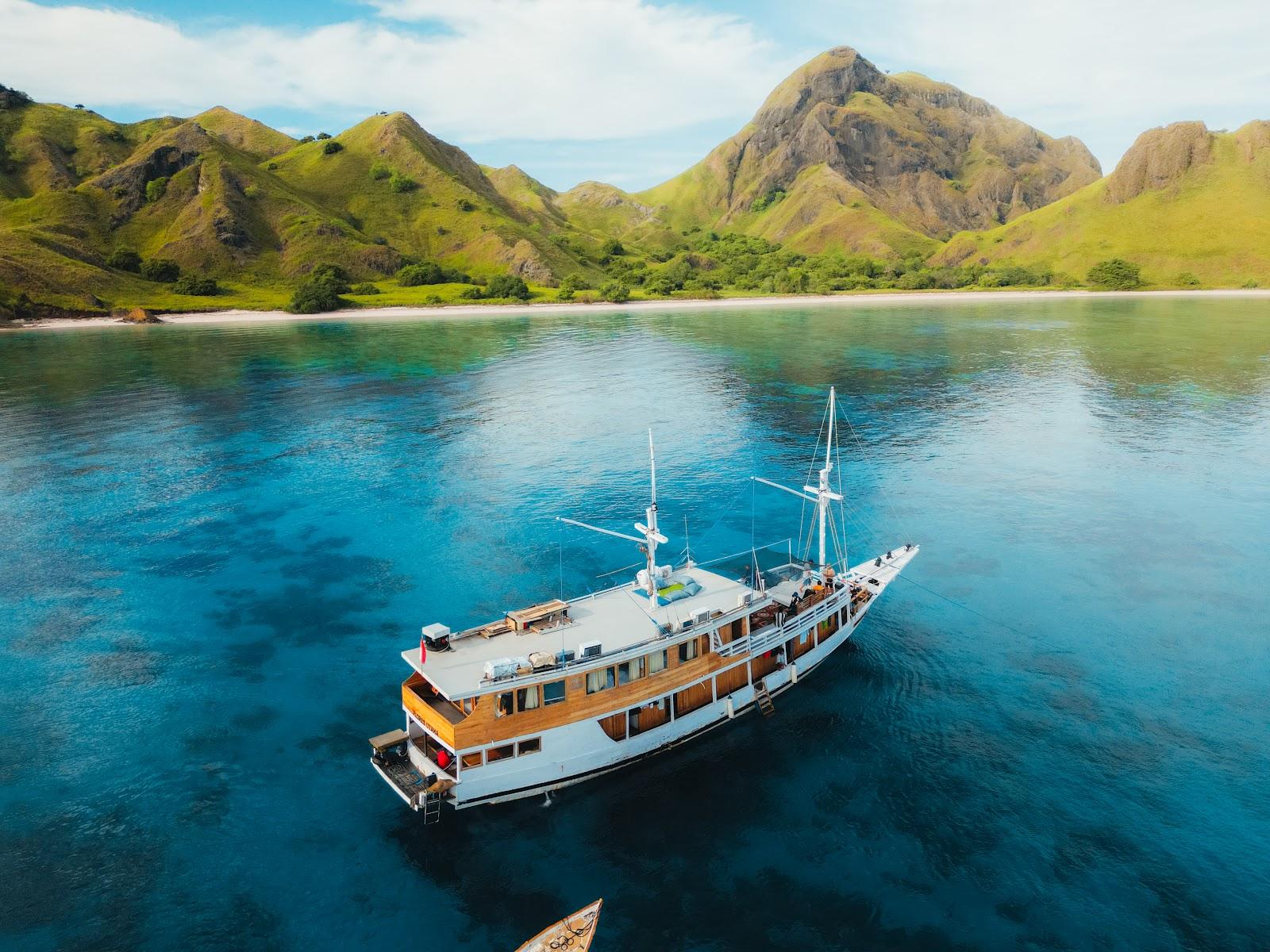 Flores Utama — #BOAT (image 1)