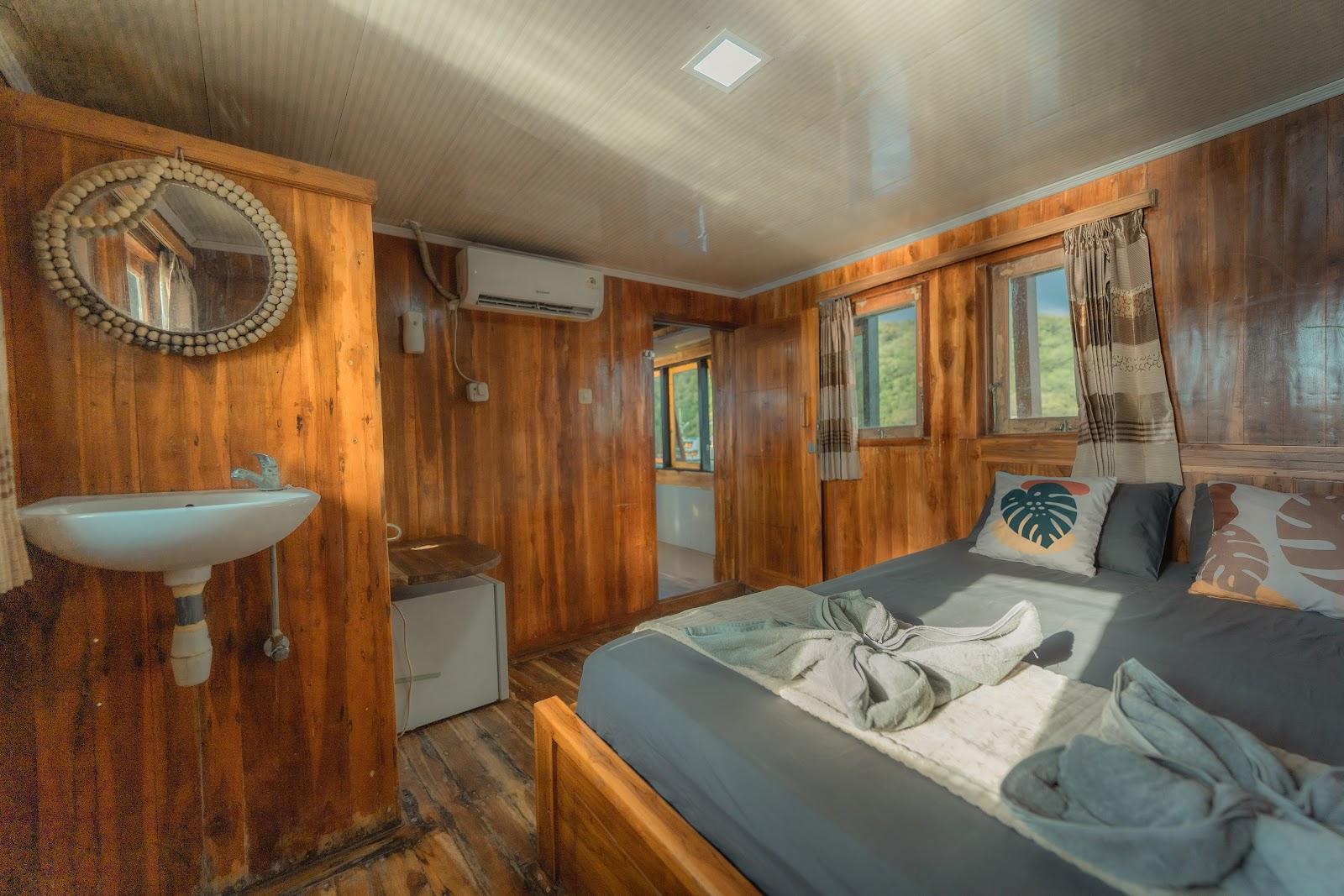 Almadira — CABIN 6- Master Ocean (QueenBed + Extra Queen Bed + Private bathroom) (image 9)