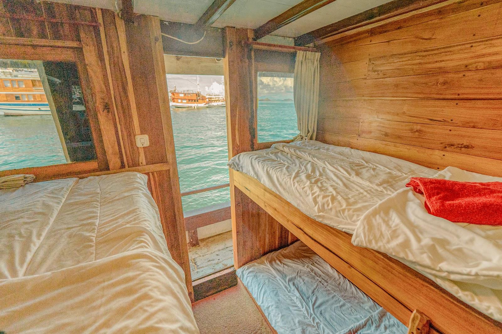 Pesona Bajo — 5. Share Cabin - 4x Single Bunk Bed (image 13)
