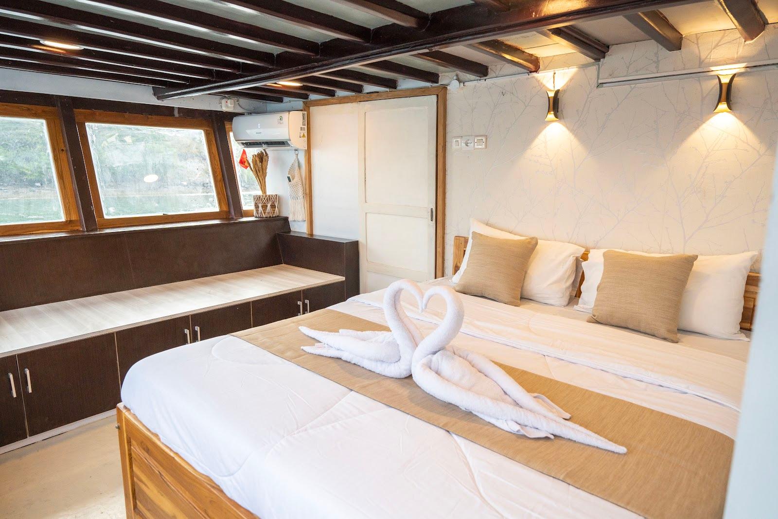 Alfathran — 6. Master Ocean View - upper deck(queen bed + Extra Single Bed 2-3 pax) (image 2)