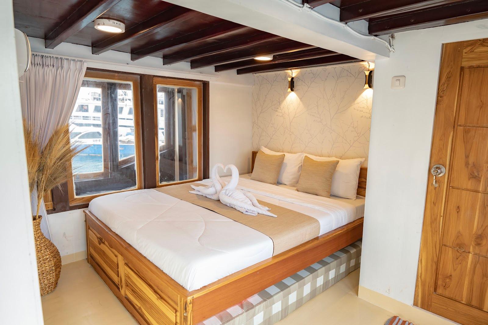 Alfathran — 5. Deluxe Full Ocean View - upper deck (queen Bed + Extra Single Bed 2-3pax) (image 5)