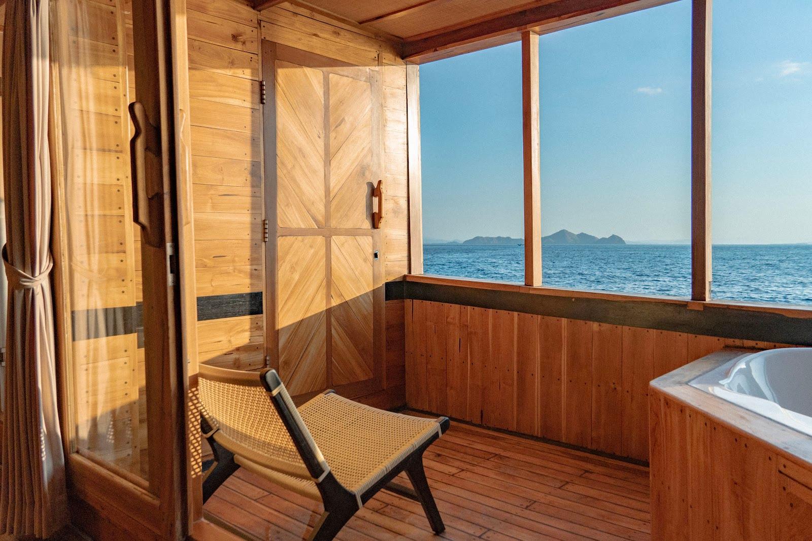 Lamborajo 3 — Cabin 5 (Master Ocean - Queen bed + Extra Single Bed  + private bathroom and jacuzzi) (image 3)