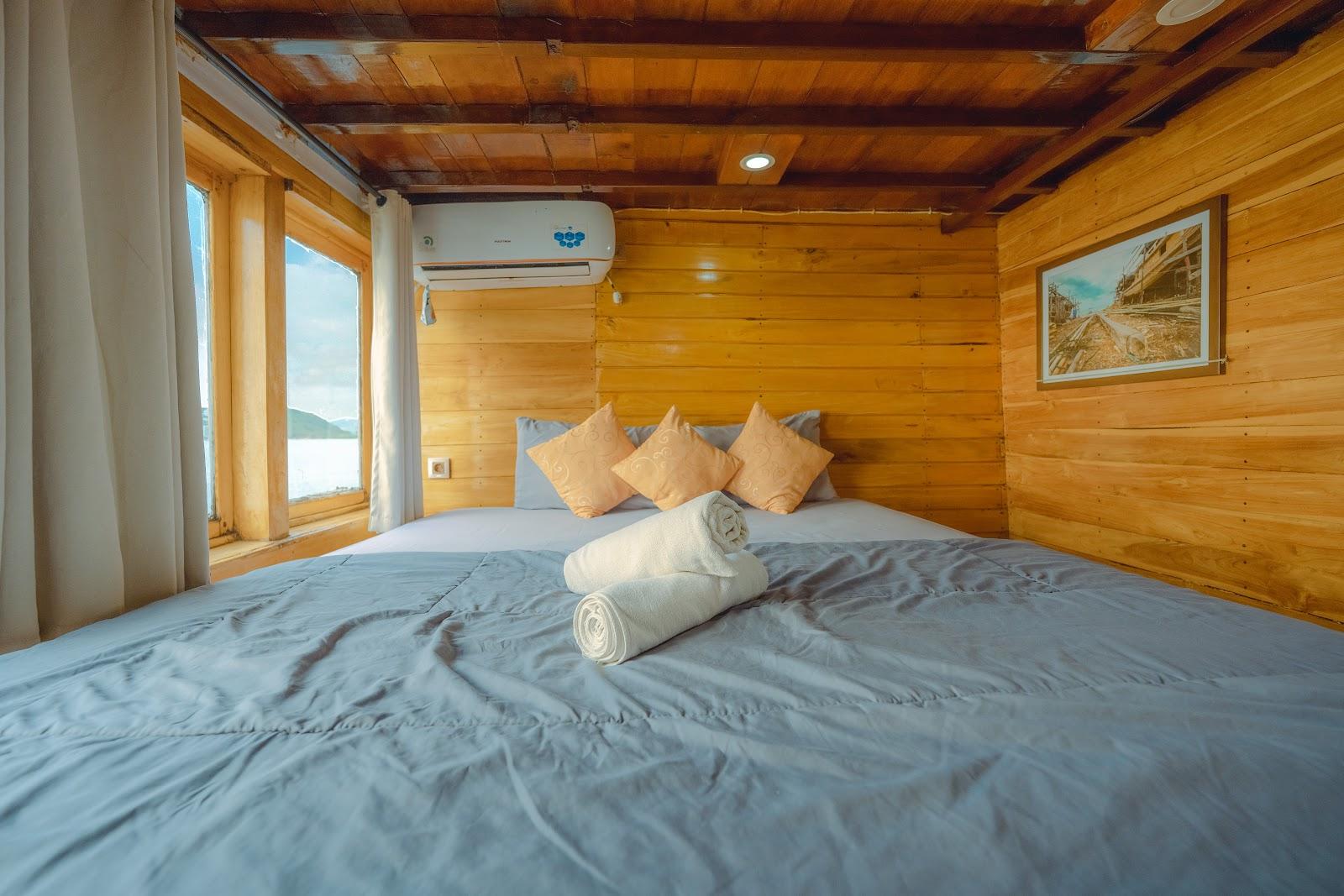 Balaraja — 5-Master Ocean(1) - Queen Bed + Extra Bed, private bathroom (image 2)