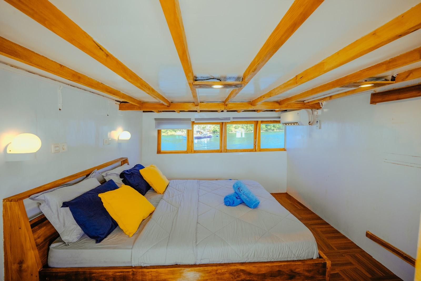 Lamborajo 1 — 5-Master Ocean (1) - Queenbed + 2x Extra Bed , Private bathroom (image 3)