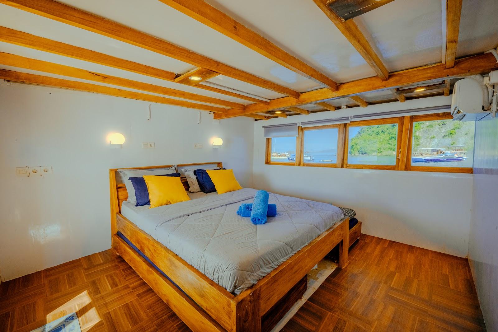 Lamborajo 1 — 5-Master Ocean (1) - Queenbed + 2x Extra Bed , Private bathroom (image 5)