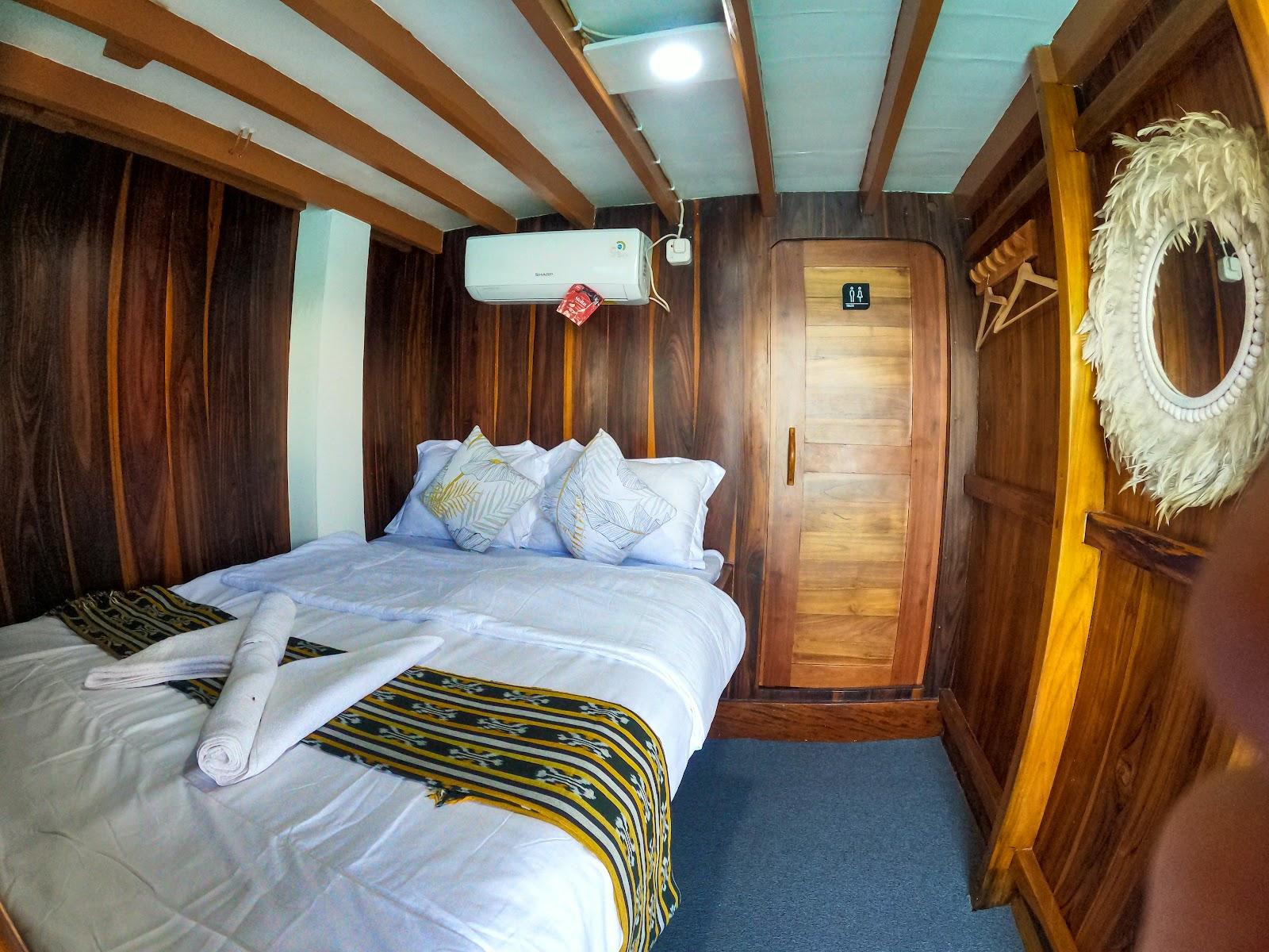 Dinara Live A Board — Cabin Rinjani & Bromo (Private + Bathroom) (image 7)