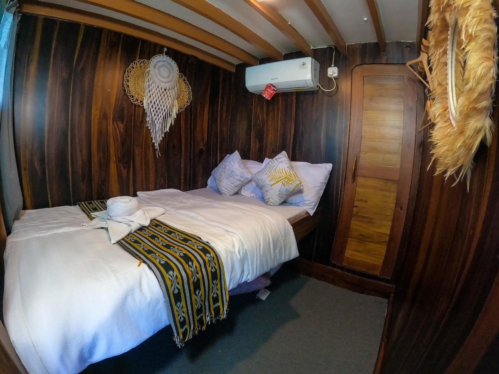 Dinara Live A Board — Cabin Rinjani & Bromo (Private + Bathroom) (image 9)