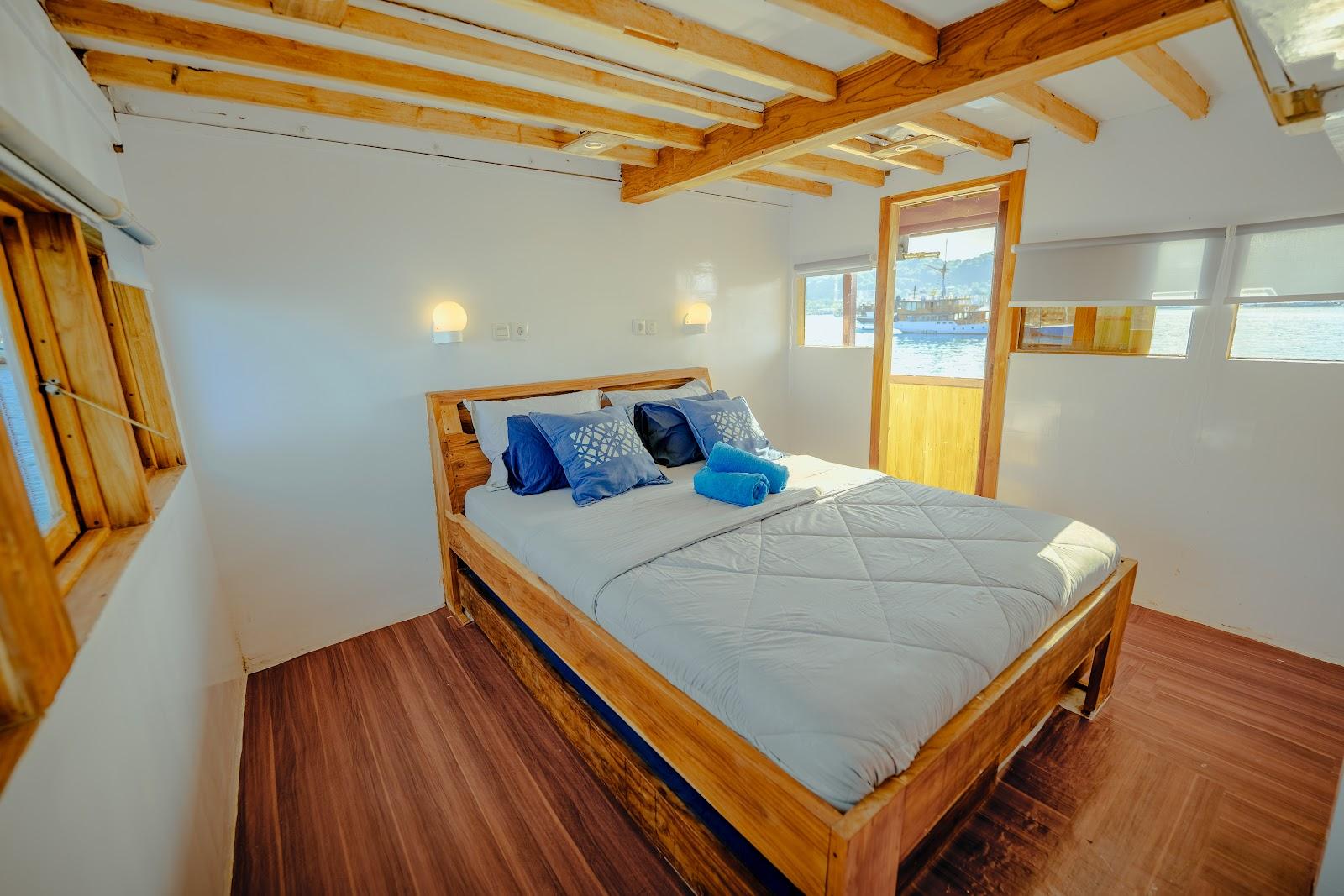 Lamborajo 1 — 6-Master Ocean (2) - Queenbed + 2x Extra Bed , Private bathroom (image 4)