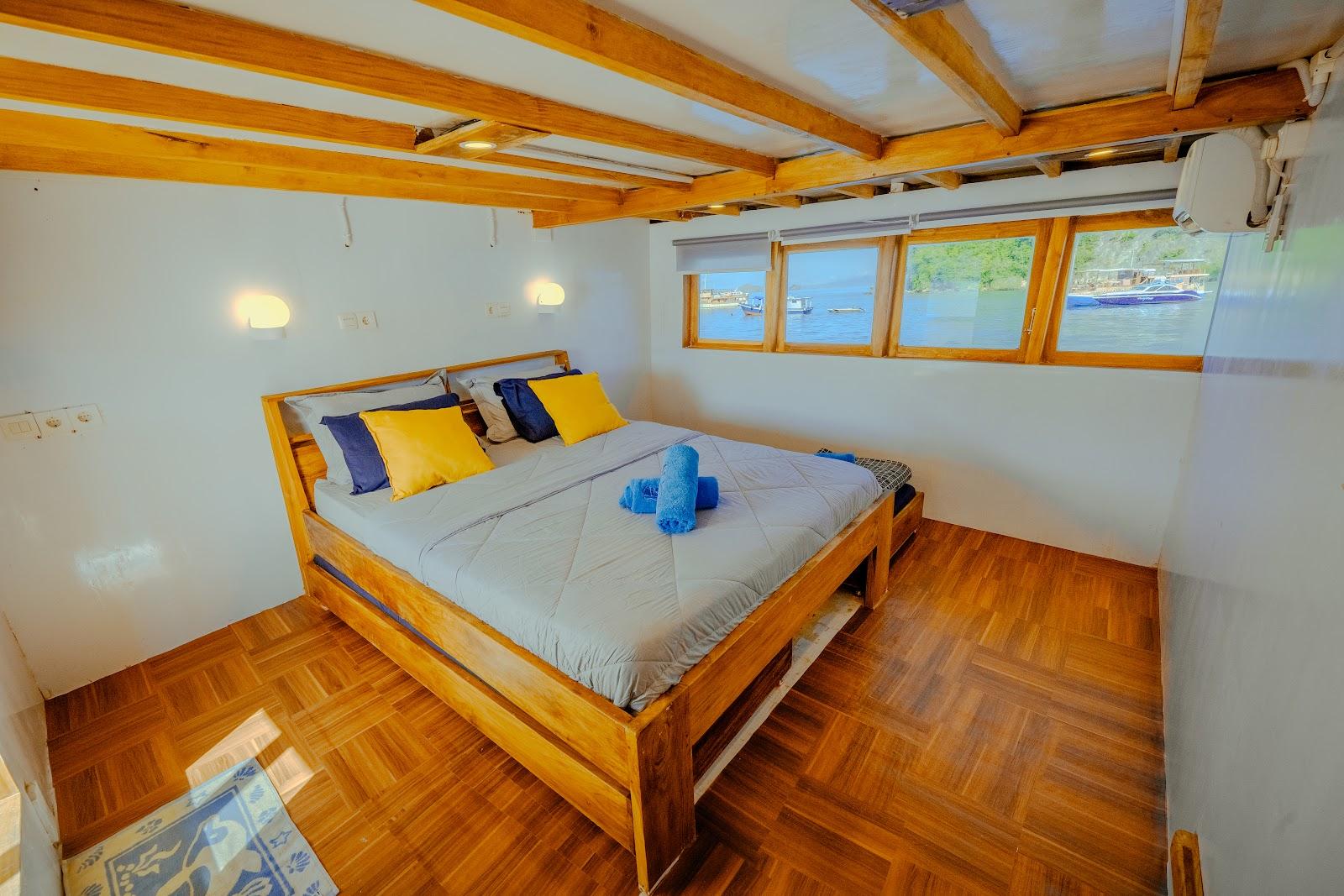 Lamborajo 1 — 5-Master Ocean (1) - Queenbed + 2x Extra Bed , Private bathroom (image 4)